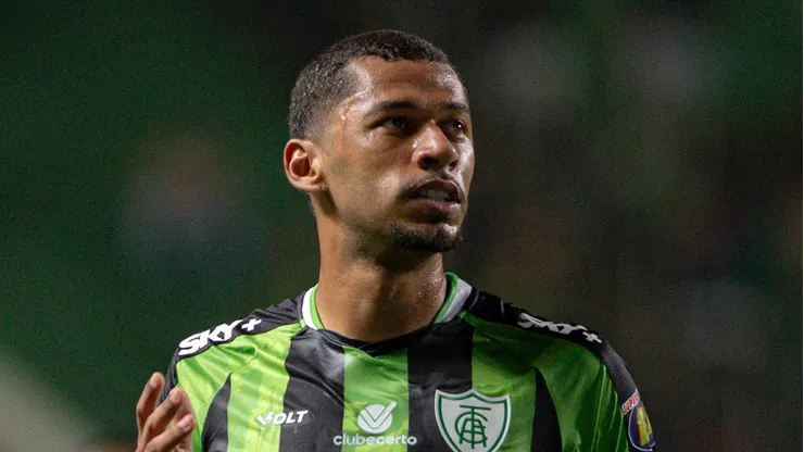 Fabinho entra na mira do Vasco