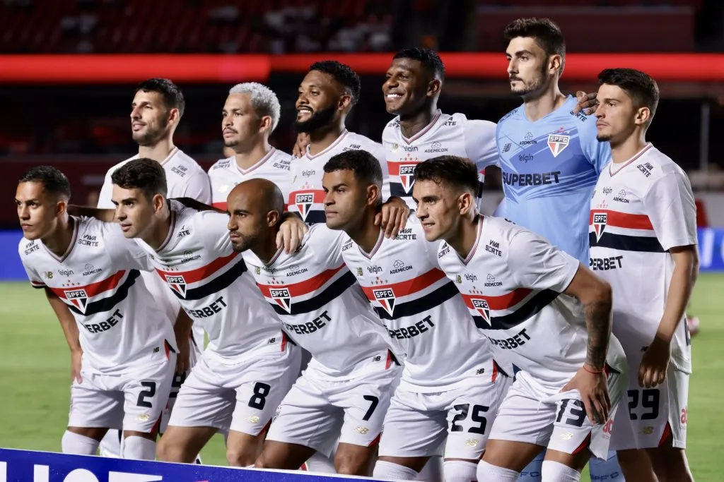Jogadores do São Paulo posam para foto antes na partida contra Mirassol no estádio Morumbi pelo campeonato Paulista 2025. Foto: Marcello Zambrana/AGIF