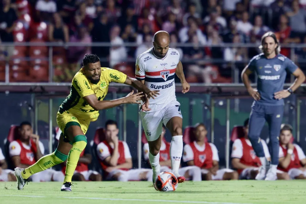 SP – SAO PAULO – 05/02/2025 – PAULISTA 2025, SAO PAULO X MIRASSOL – Lucas Moura jogador do Sao Paulo disputa lance com Reinaldo jogador do Mirassol durante partida no estadio Morumbi pelo campeonato Paulista 2025. Foto: Marcello Zambrana/AGIF