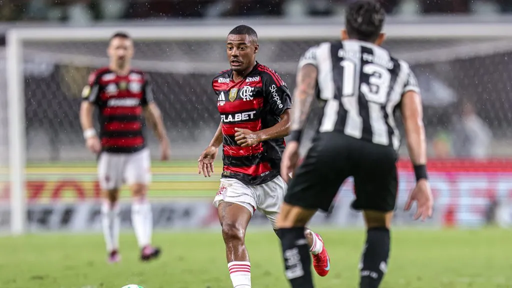 De La Cruz deveria ter sido expulso, diz PC de Oliveira - Foto: Fernando Torres/AGIF.