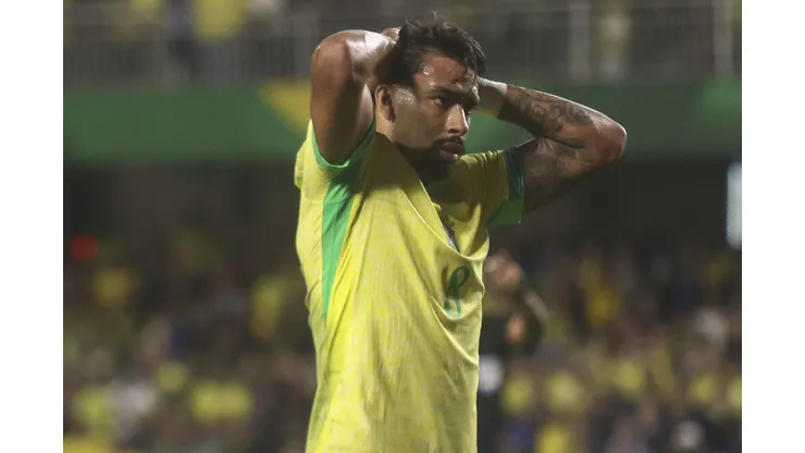 Lucas Paqueta jogador do Brasil lamenta durante partida contra o Equador no estadio Couto Pereira pelo campeonato Eliminatorias Copa Do Mundo 2026. Foto: Gabriel Machado/AGIF