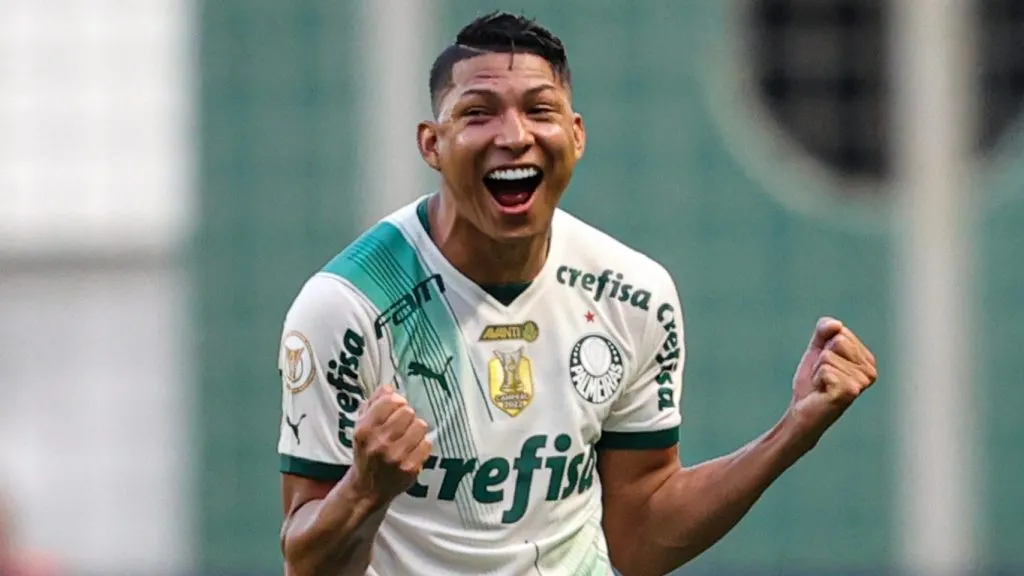 Rony em ação pelo Palmeiras na partida contra o Botafogo-SP