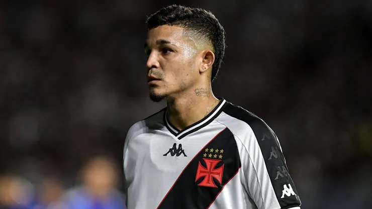 Adson jogador do Vasco durante partida contra o Cruzeiro no estádio São Januário pelo campeonato Brasileiro A 2024.