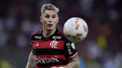 Santos buscou informações sobre Varela, do Flamengo - Foto: Alexandre Loureiro/AGIF