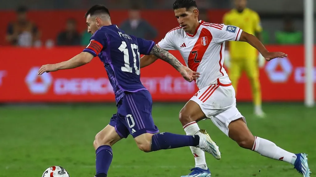 Abram marcando Messi em confronto entre Peru e Argentina nas Eliminatórias