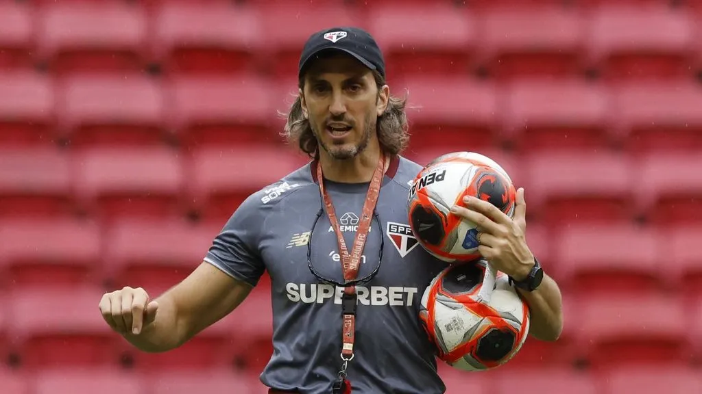 Luis Zubeldía em treino do São Paulo