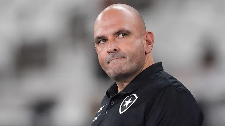 Carlos Leiria deixou o Botafogo após derrota no clássico
