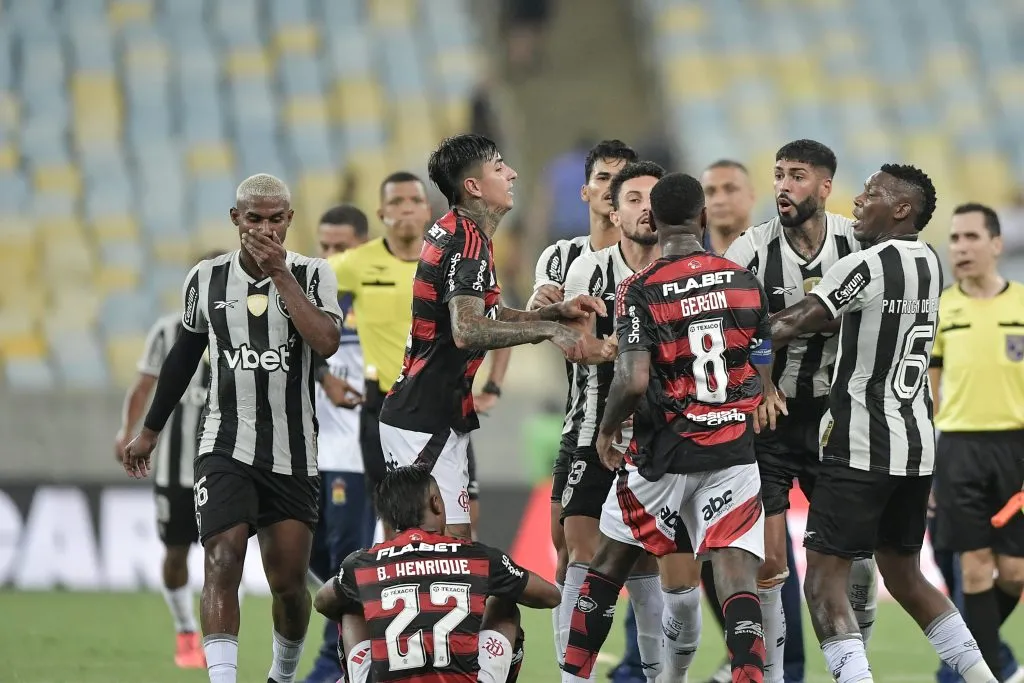 Clássico entre Flamengo x Botafogo terminou em confusão. Foto: Thiago Ribeiro/AGIF