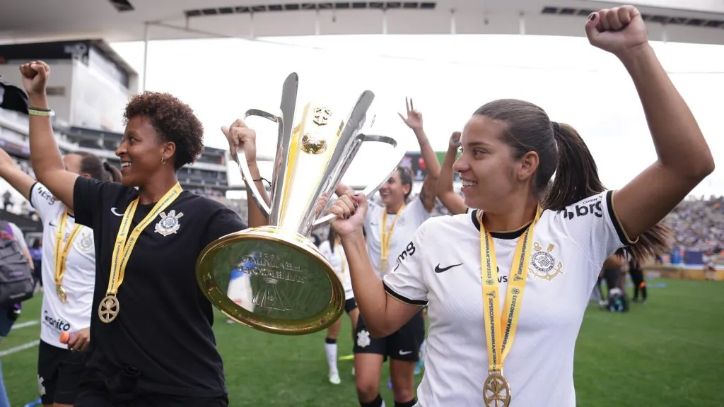 Jogadores do Corinthians comemoram título de campeão após partida contra o Flamengo no estádio Arena Corinthians pela decisão do campeonato Supercopa do Brasil Feminina 2023. Foto: Ettore Chiereguini/AGIF