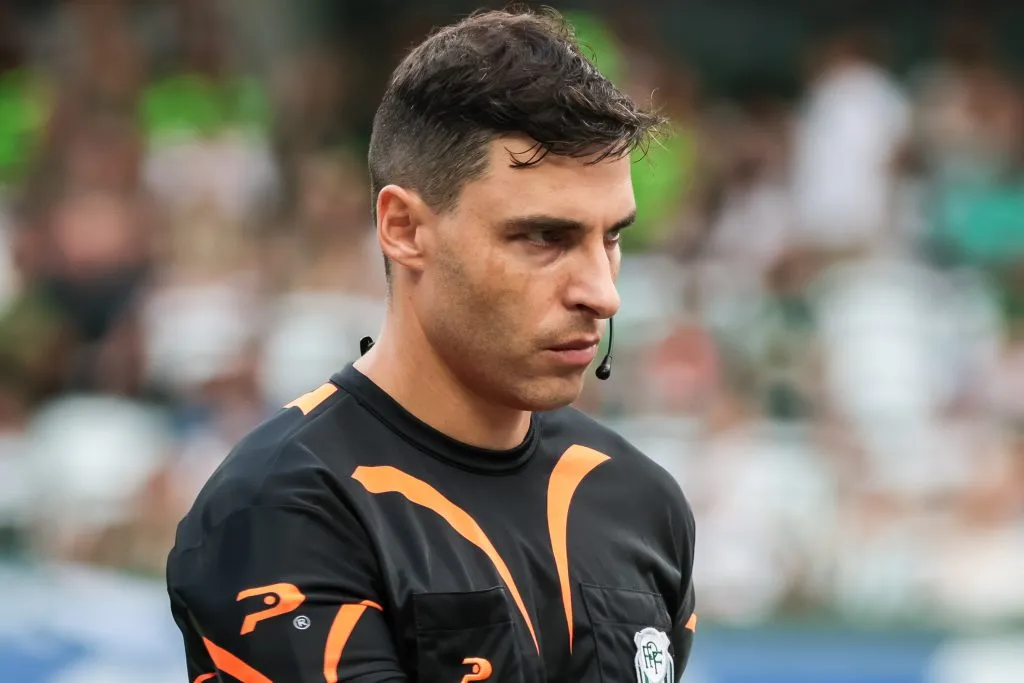 O arbitro Rodolpho Toski Marques durante partida entre Coritiba e Rio Branco no estadio Couto Pereira pelo campeonato Paranaense 2023. Foto: Robson Mafra/AGIF