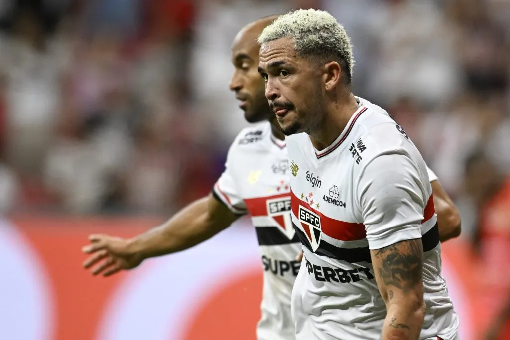 DF – BRASILIA – 13/02/2025 – PAULISTA 2025, SAO PAULO X VELO CLUBE – Luciano jogador do Sao Paulo comemora seu gol durante partida contra o Velo Clube no estadio Mane Garrincha pelo campeonato Paulista 2025. Foto: Mateus Bonomi/AGIF