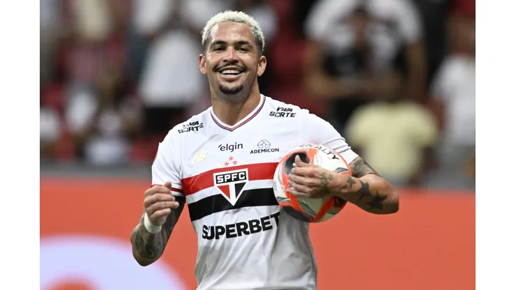 DF - BRASILIA - 13/02/2025 - PAULISTA 2025, SAO PAULO X VELO CLUBE - Luciano jogador do Sao Paulo comemora seu gol durante partida contra o Velo Clube no estadio Mane Garrincha pelo campeonato Paulista 2025. Foto: Mateus Bonomi/AGIF