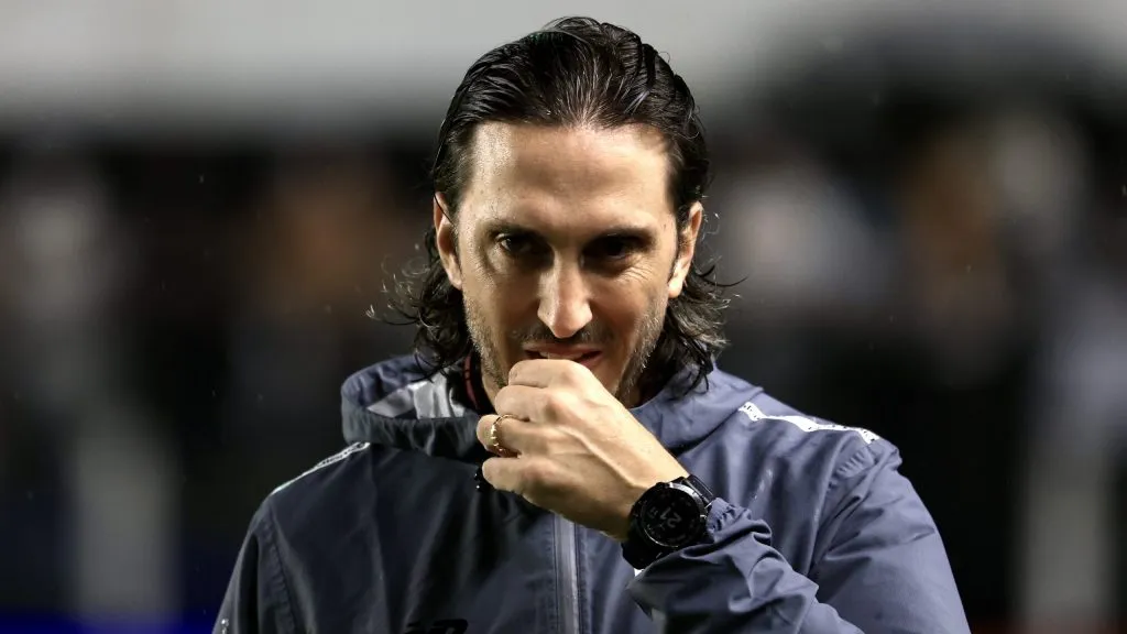 Luis Zubeldía permanece no cargo - Foto: Marcello Zambrana/AGIF.