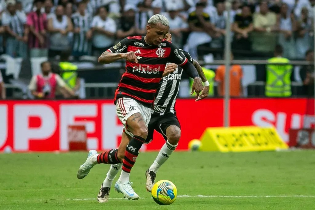 MG – BELO HORIZONTE – 10/11/2024 – COPA DO BRASIL 2024, ATLETICO X FLAMENGO – Wesley jogador do Flamengo durante partida contra o Atletico no estadio Arena MRV pelo campeonato Copa Do Brasil 2024. Foto: Fernando Moreno/AGIF