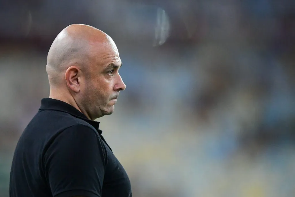 RJ – RIO DE JANEIRO – 12/02/2025 – CARIOCA 2025, FLAMENGO X BOTAFOGO – Carlos Leiria tecnico do Botafogo durante partida contra o Flamengo no estadio Maracana pelo campeonato Carioca 2025. Foto: Thiago Ribeiro/AGIF