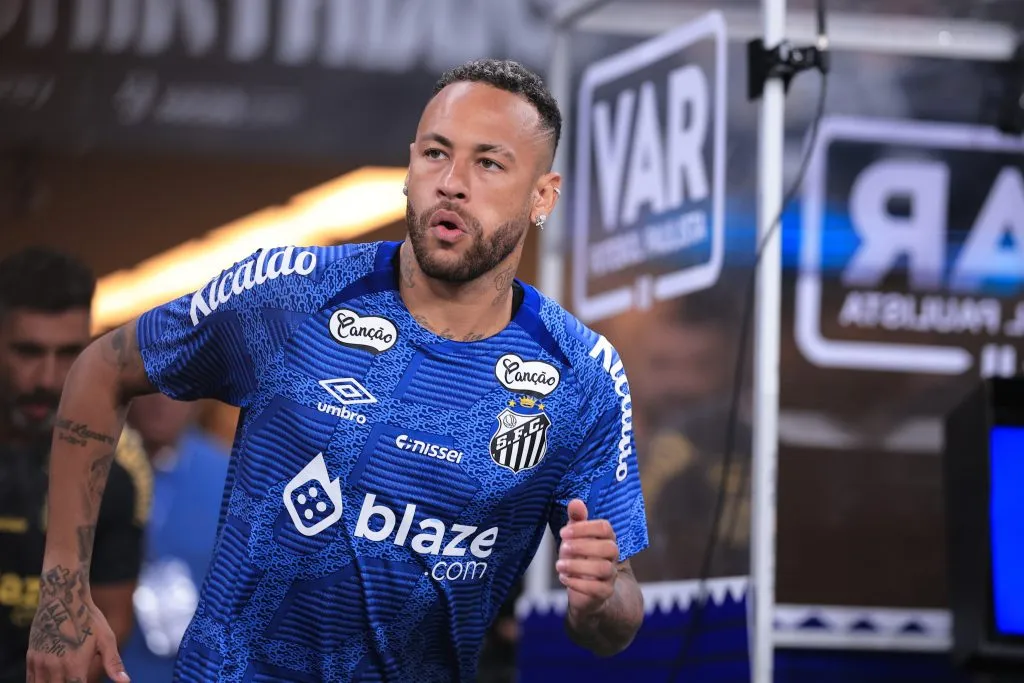 SP – SAO PAULO – 12/02/2025 – PAULISTA 2025, CORINTHIANS X SANTOS –  Neymar Jr. Jogador do Santos durante entrada em campo para partida contra o Corinthians no estadio Arena Corinthians pelo campeonato Paulista 2025. Foto: Ettore Chiereguini/AGIF
