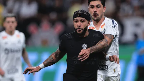 Memphis, jogador do Corinthians durante partida contra o Santos no estádio Arena Corinthians pelo campeonato Paulista 2025. Foto: Ettore Chiereguini/AGIF