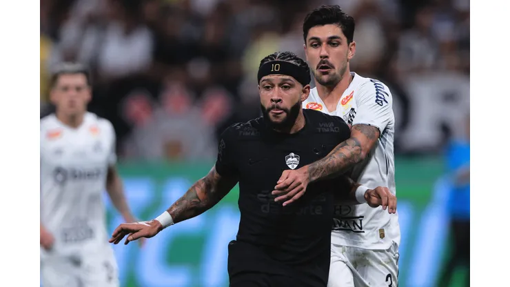 Memphis, jogador do Corinthians durante partida contra o Santos no estádio Arena Corinthians pelo campeonato Paulista 2025. Foto: Ettore Chiereguini/AGIF