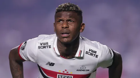 Arboleda recebeu nova investida do Imortal. Foto: Ettore Chiereguini/AGIF.