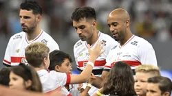 Lucas Moura jogador do São Paulo durante execução do hino nacional antes da partida contra o Velo Clube no estádio Mane Garrincha pelo campeonato Paulista 2025. Foto: Mateus Bonomi/AGIF