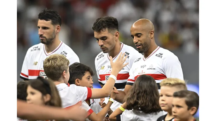 Lucas Moura jogador do São Paulo durante execução do hino nacional antes da partida contra o Velo Clube no estádio Mane Garrincha pelo campeonato Paulista 2025. Foto: Mateus Bonomi/AGIF