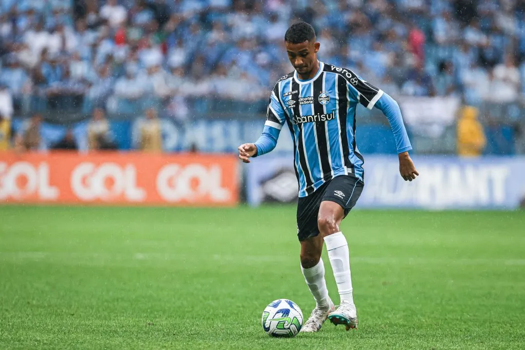 André Henrique pode deixar o Grêmio na janela – Foto: Maxi Franzoi/AGIF