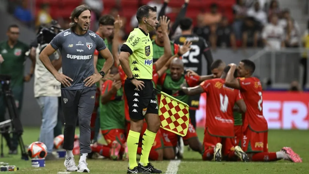 Daniel Amorim jogador do Velo Clube comemora seu gol durante partida contra o São Paulo no estádio Mane Garrincha pelo campeonato Paulista 2025. Foto: Mateus Bonomi/AGIF