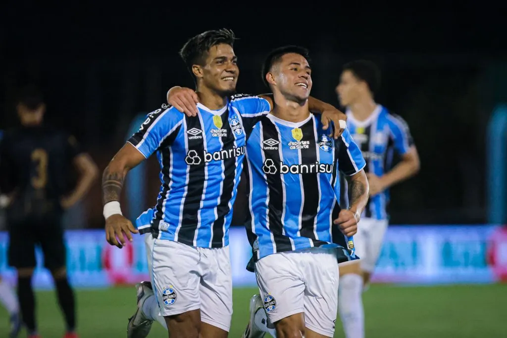 RS – NOVO HAMBURGO – 29/01/2025 – GAUCHO 2025, MONSOON X GREMIO – Matias Arezo jogador do Gremio comemora seu gol com Alexander Aravena jogador da sua equipe durante partida contra o Monsoon no estadio Do Vale pelo campeonato Gaucho 2025. Foto: Maxi Franzoi/AGIF