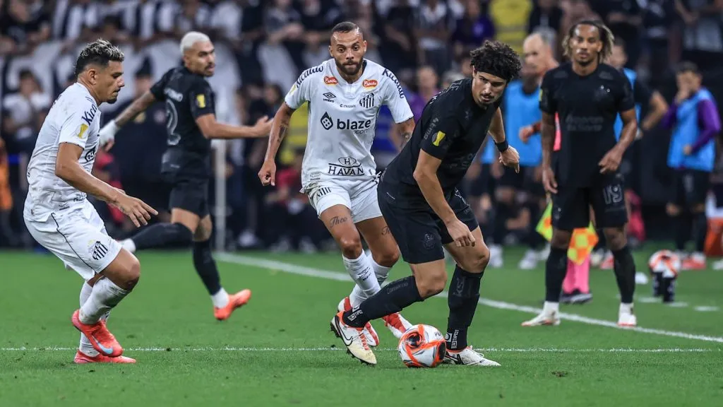 André Ramalho jogador do Corinthians disputa lance com Guilherme jogador do Santos durante partida no estádio Arena Corinthians pelo campeonato Paulista 2025. Foto: Marcello Zambrana/AGIF