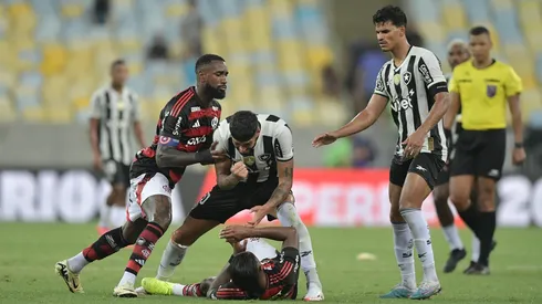 Gerson jogador do Flamengo briga com Barboza jogador do Botafogo durante partida no estadio Maracanã pelo Campeonato Carioca 2025