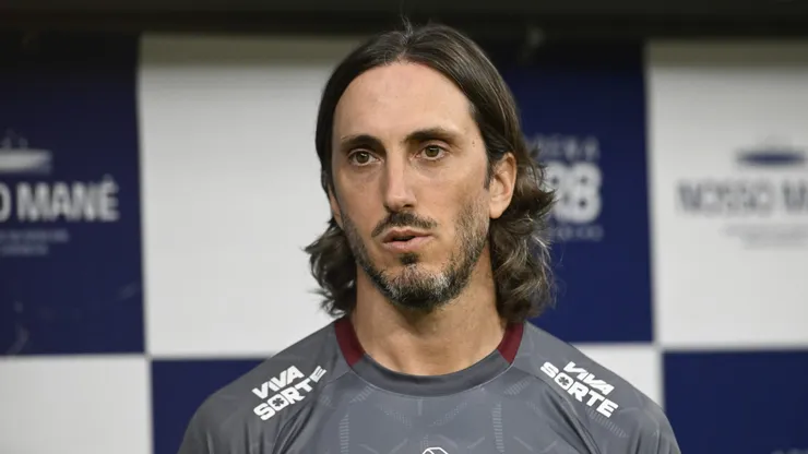 Luis Zubeldia tecnico do Sao Paulo durante partida contra o Velo Clube no estadio Mane Garrincha pelo campeonato Paulista 2025. Foto: Mateus Bonomi/AGIF