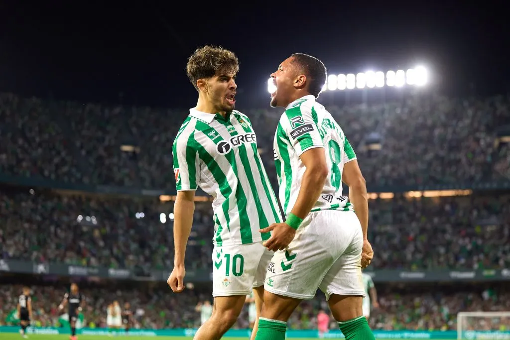 SEVILLE, SPAIN – SEPTEMBER 13: Vitor Roque of Real Betis celebrates after scoring the teams second goal during the LaLiga match between Real Betis Balompie and CD Leganes  at Estadio Benito Villamarin on September 13, 2024 in Seville, Spain. (Photo by Fran Santiago/Getty Images)