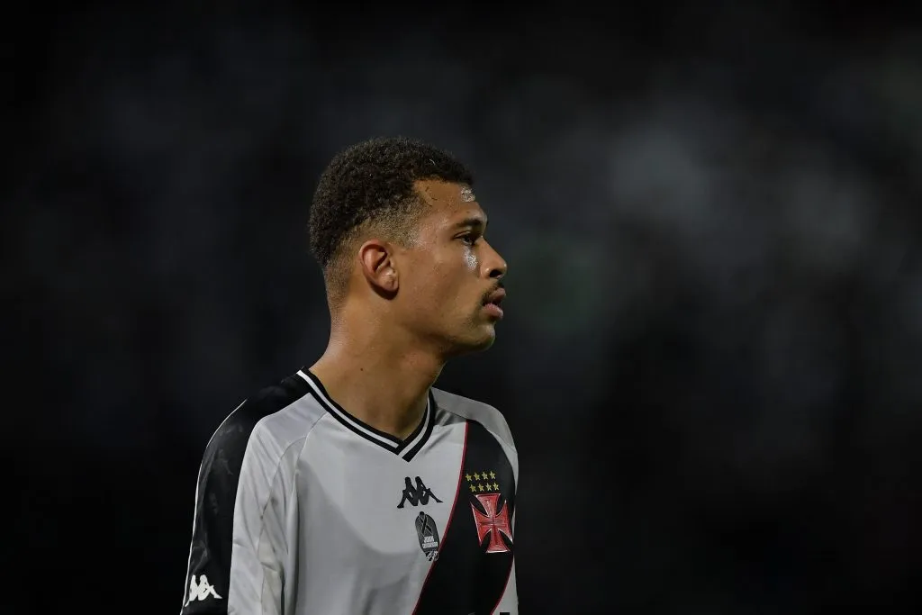 João Victor em campo pelo Vasco – Foto: Thiago Ribeiro/AGIF