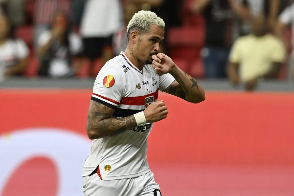 Camisa 10 comemora gol contra o Velo Clube. Foto: Mateus Bonomi/AGIF