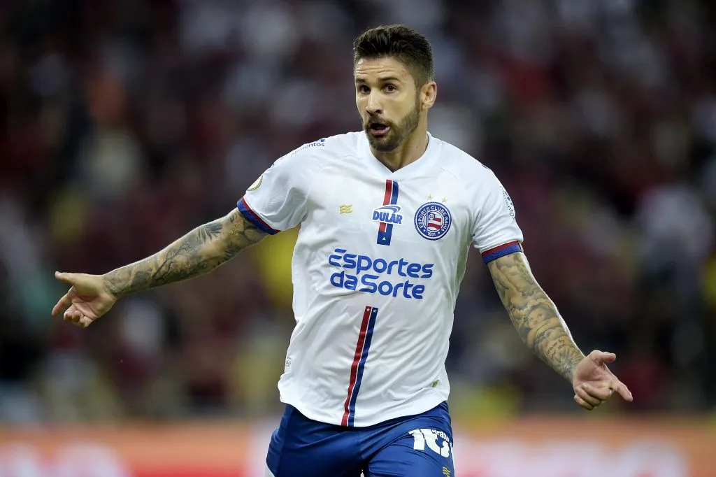 RJ – RIO DE JANEIRO – 20/06/2024 – BRASILEIRO A 2024, FLAMENGO X BAHIA – Everaldo jogador do Bahia comemora seu gol durante partida contra o Flamengo no estadio Maracana pelo campeonato Brasileiro A 2024. Foto: Alexandre Loureiro/AGIF