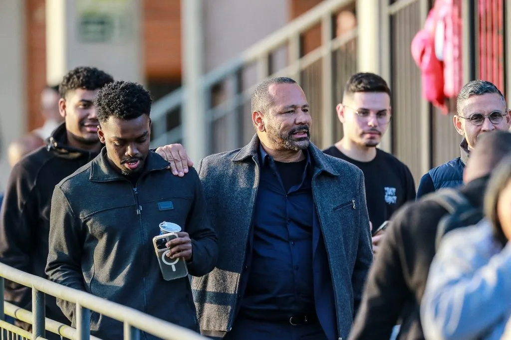 Pai de Neymar Jr. é visto durante partida entre Grêmio x Cruzeiro pelo Campeonato Brasileiro Sub-20, no CT Presidente Hélio Dourado. O empresário estaria acompanhando o jogador Gabriel Mec. Foto: Giancarlo Santorum / AGIF