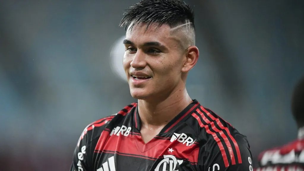 Alcaraz durante partida. Foto: Thiago Ribeiro/AGIF