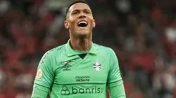 Adriel goleiro do Grêmio comemora gol da sua equipe durante partida contra o Athletico-PR no estádio Arena da Baixada pelo campeonato BRASILEIRO A 2023.