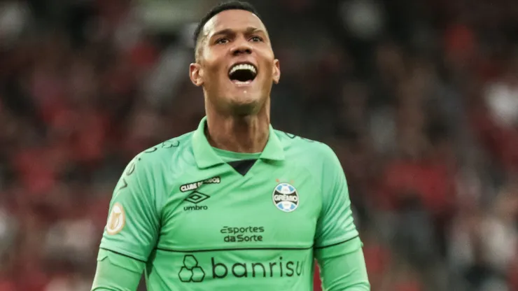 Adriel goleiro do Grêmio comemora gol da sua equipe durante partida contra o Athletico-PR no estádio Arena da Baixada pelo campeonato BRASILEIRO A 2023.