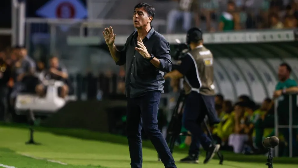 Gustavo Quinteros técnico do Grêmio durante partida contra o Juventude no estádio Alfredo Jaconi pelo campeonato Gaúcho 2025. Foto: Luiz Erbes/AGIF
