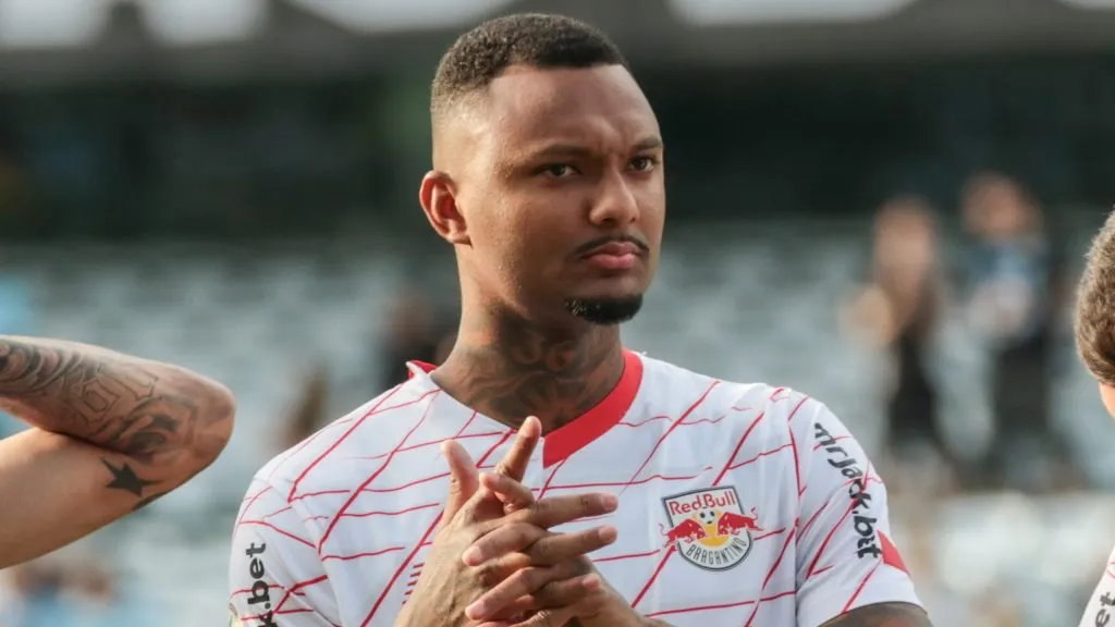 Luan Cândido jogador do Bragantino durante execução do hino nacional antes da partida contra o Grêmio no estádio Couto Pereira pelo campeonato Brasileiro A 2024. Foto: Robson Mafra/AGIF