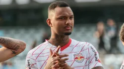 Luan Cândido jogador do Bragantino durante execução do hino nacional antes da partida contra o Grêmio no estádio Couto Pereira pelo campeonato Brasileiro A 2024. - Foto: AGIF
