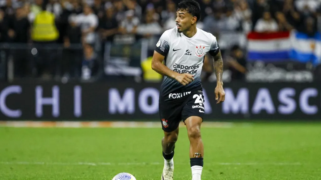 Bidu durante partida. Foto: Marco Miatelo/AGIF