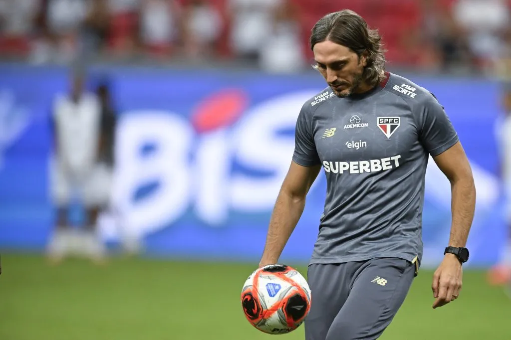 Treinador antes da partida com o Velo clube. Foto: Mateus Bonomi/AGIF