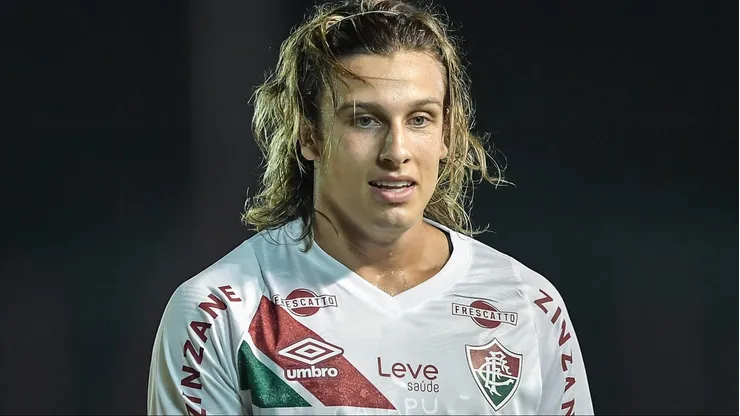 Ainda sem brilhar com a camisa do Fluminense, Canobbio chega pendurado e pressionado pela torcida