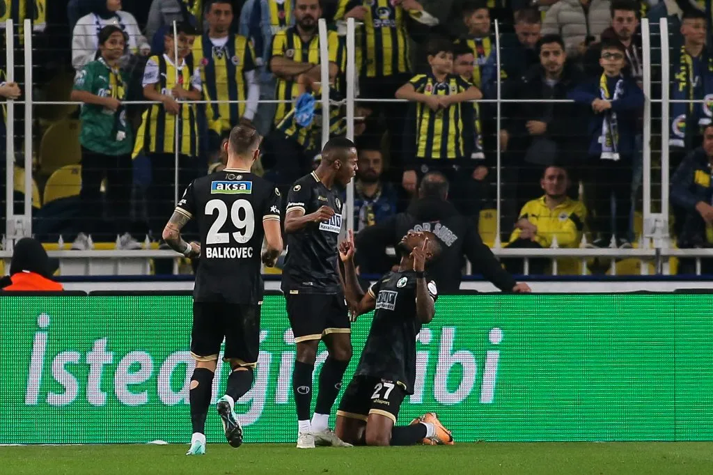 Loide Augusto comemora gol pelo Alanyaspor, da Turquia. Foto: Ahmad Mora/Getty Images.