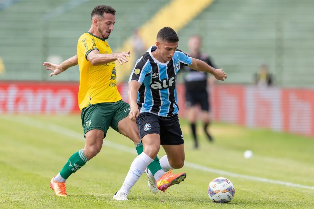 RS – ERECHIM – 15/02/2025 – GAUCHO 2025, YPIRANGA X GREMIO – Roger  jogador do Ypiranga disputa lance com Monsalve jogador do Gremio durante partida no estadio Colosso da Lagoa pelo campeonato Gaucho 2025. Foto: Liamara Polli/AGIF