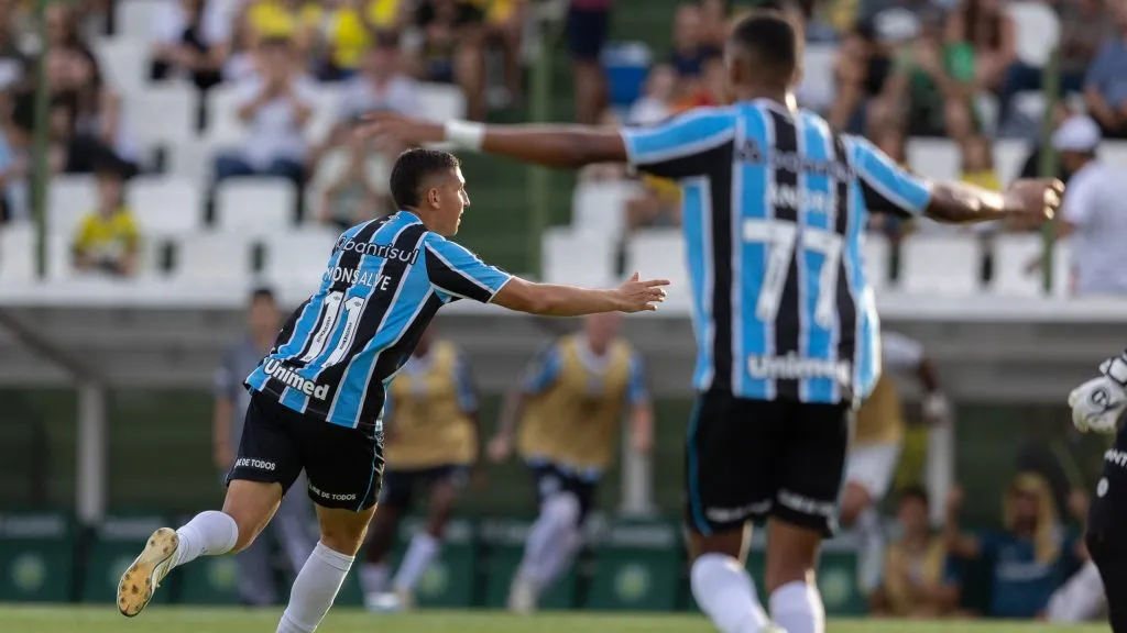 Monsalve jogador do Grêmio comemora seu gol durante partida contra o Ypiranga no estádio Colosso da Lagoa pelo campeonato Gaúcho 2025. Foto: Liamara Polli/AGIF