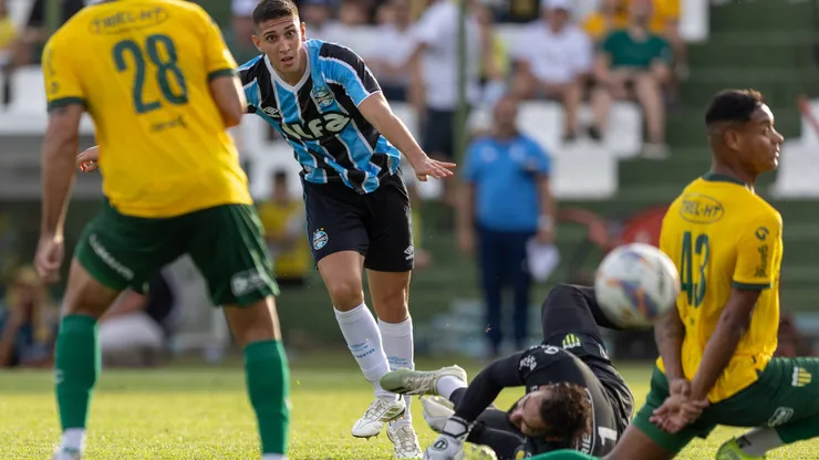 Monsalve do Grêmio durante partida contra o Ypiranga no estádio Colosso da Lagoa pelo campeonato Gaúcho 2025.
