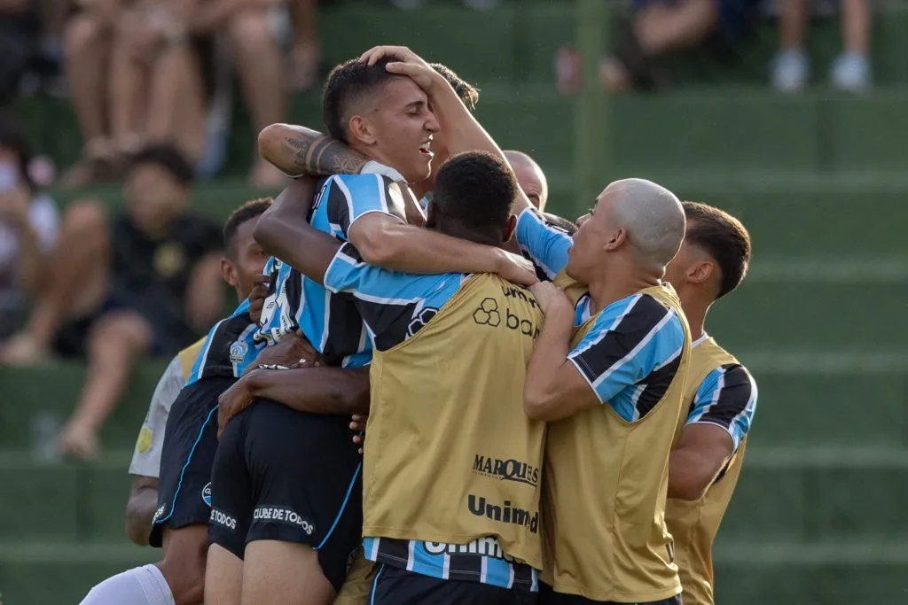 RS – ERECHIM – 15/02/2025 – GAUCHO 2025, YPIRANGA X GREMIO – Monsalve jogador do Gremio comemora seu gol com jogadores do seu time durante partida contra o Ypiranga no estadio Colosso da Lagoa pelo campeonato Gaucho 2025. Foto: Liamara Polli/AGIF